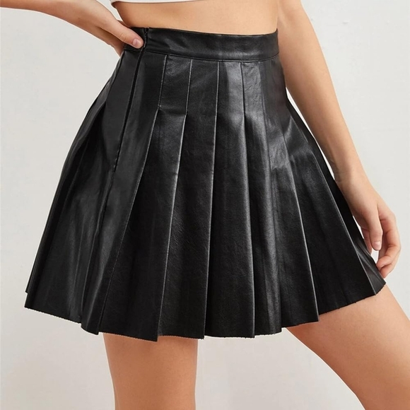 *NWOT* Truth by Republic Women's Size 10 Black Faux Leather Pleated Skirt - Picture 3 of 12